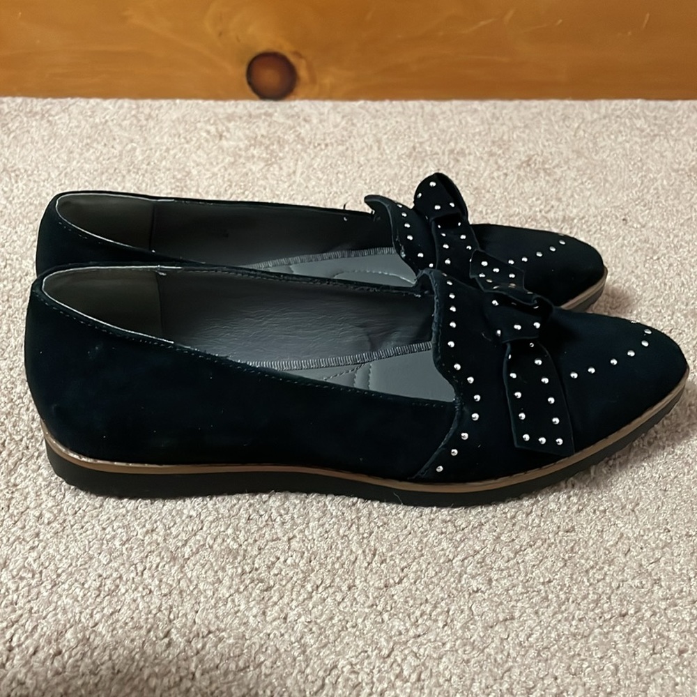 NWOT Adrienne Vittadini Suede Flats with Studded Bow - Picture 2 of 7